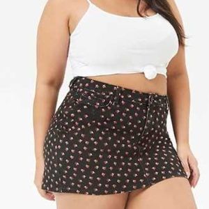 Plus Size Rose Print Denim Mini Skirt - 2X Black/Pink